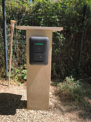 Installation en exterieur sur muret Borne Hager